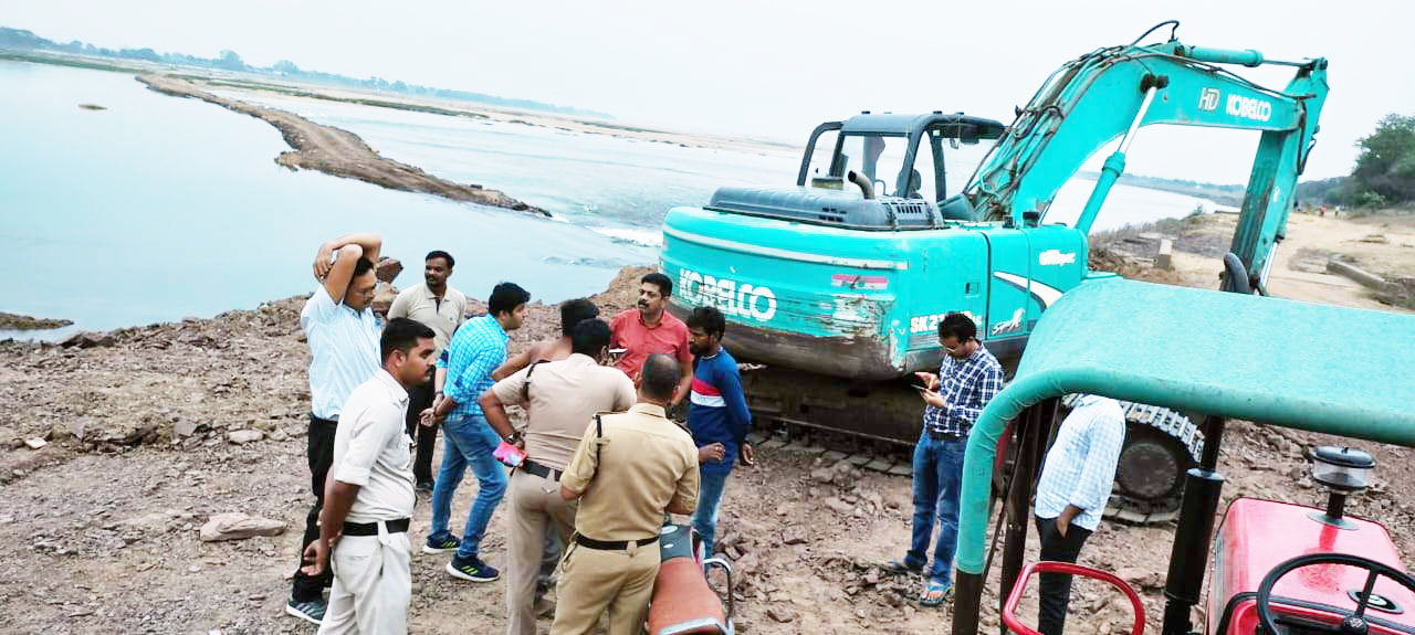 हाइवा व चैन माउंटेन मशीन सहित अवैध रेत जब्त