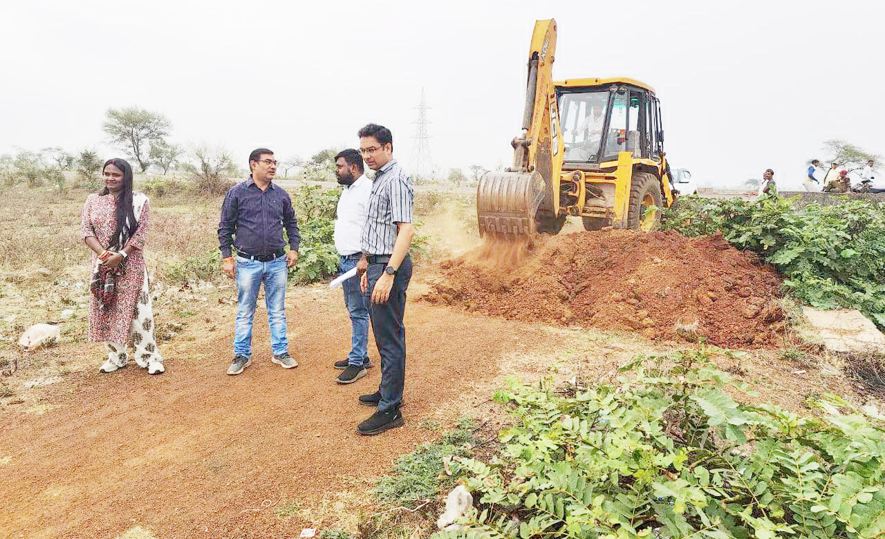 अवैध प्लाटिंग पर प्रशासन ने चलाया बुलडोजर अवैध प्लाटिंग पर प्रशासन ने चलाया बुलडोजर