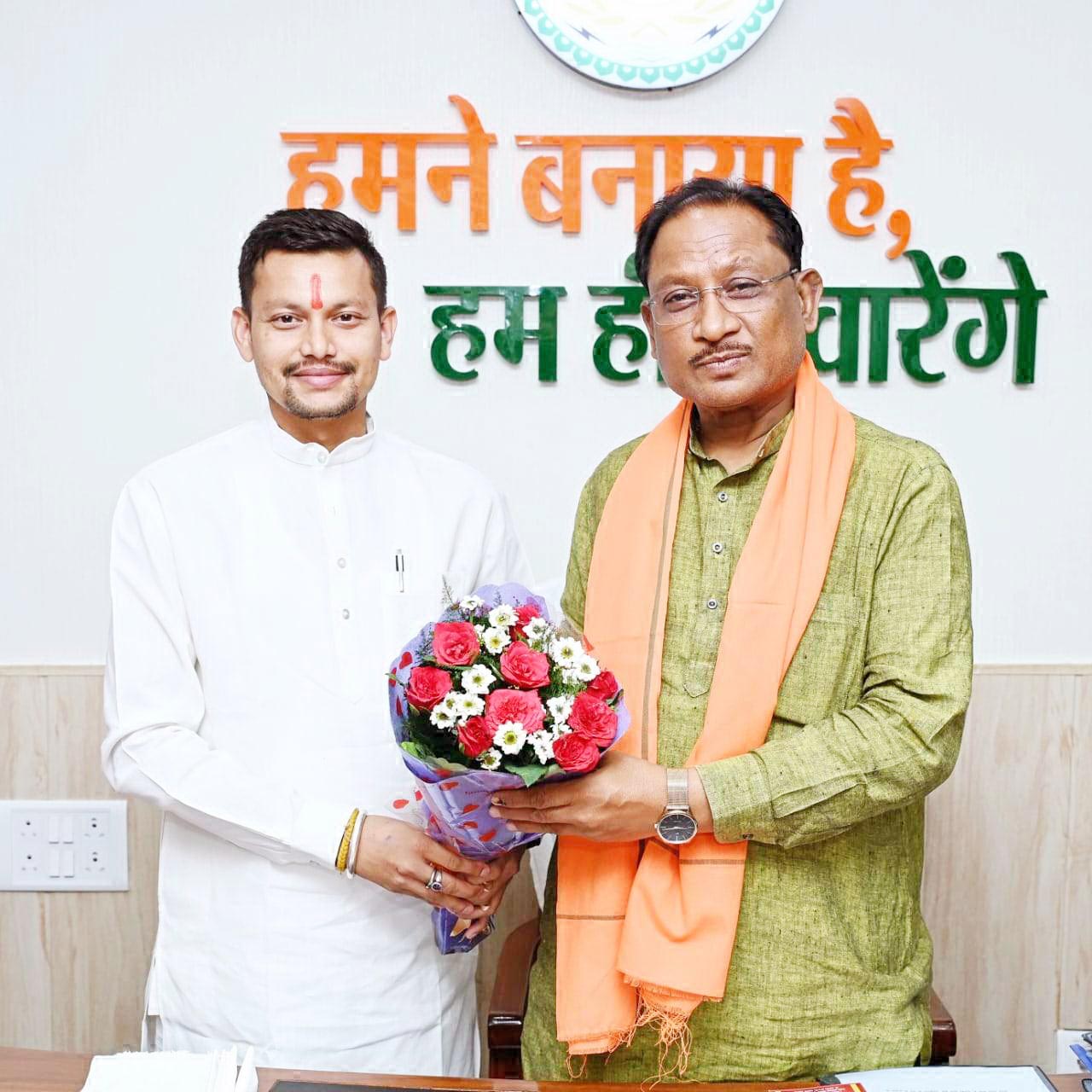 भाजपा युवा नेता रिकेश ने सीएम से की मुलाकात भाजपा युवा नेता रिकेश ने सीएम से की मुलाकात
