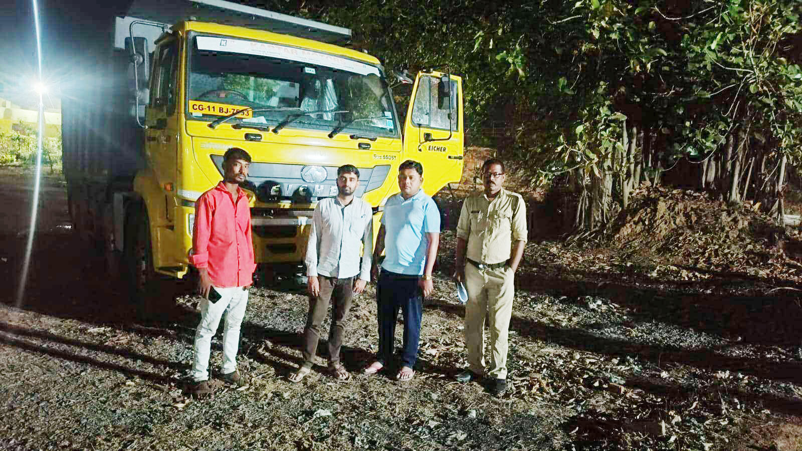 अवैध रेत उत्खनन व भंडारण, हाईवा जब्त