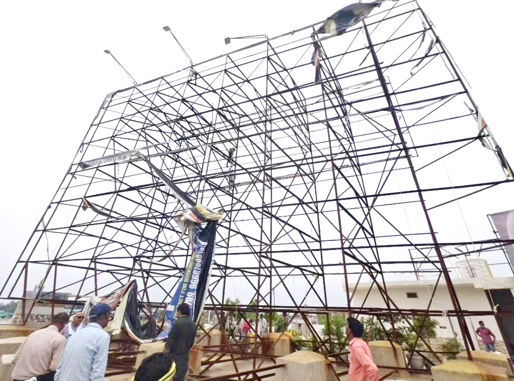 ओवरब्रिज के पास लगे 3 अवैध होर्डिंग हटाए गए, एजेंसी पर 20 हजार का जुर्माना 