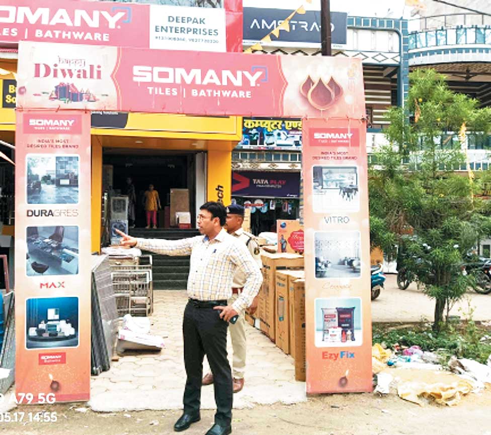 रास्ते में सामान को फैलाकर रखने वालों व्यवसायियों को एसपी की फटकार