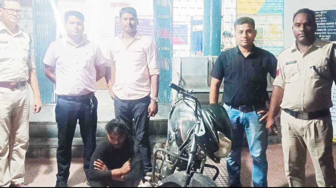 चोरी की बाइक संग आरोपी गिरफ्तार