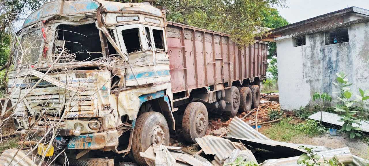 दुगली थाना के सामने बेकाबू ट्रक मकान में जा घुसा दुगली थाना के सामने बेकाबू ट्रक मकान में जा घुसा