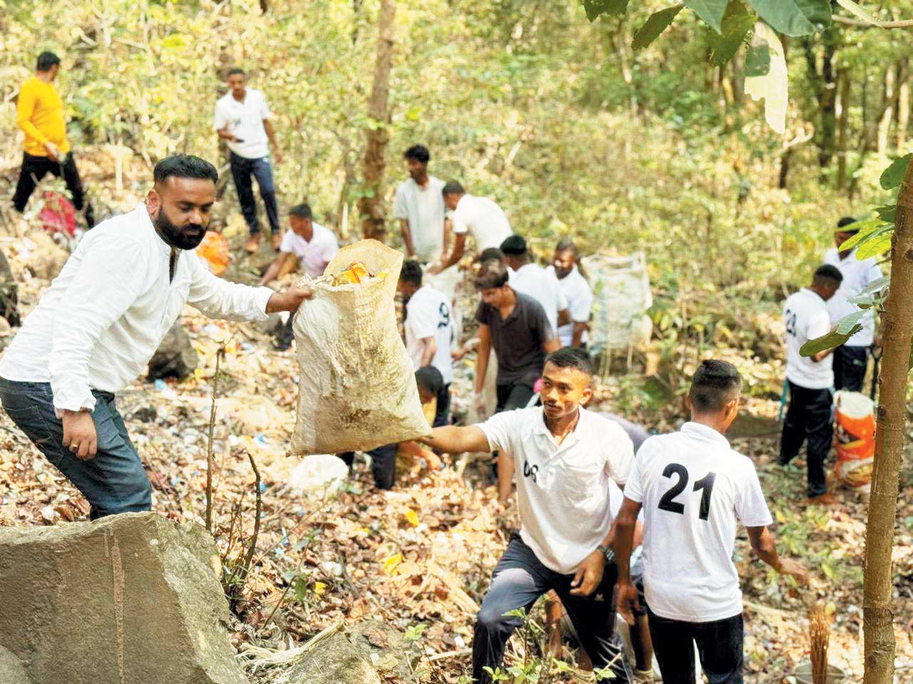 गुलाब का फूल देकर कहा कचरा न करें, 3 घंटे श्रमदान, स्वच्छता के प्रति किया जागरूक गुलाब का फूल देकर कहा कचरा न करें, 3 घंटे श्रमदान, स्वच्छता के प्रति किया जागरूक