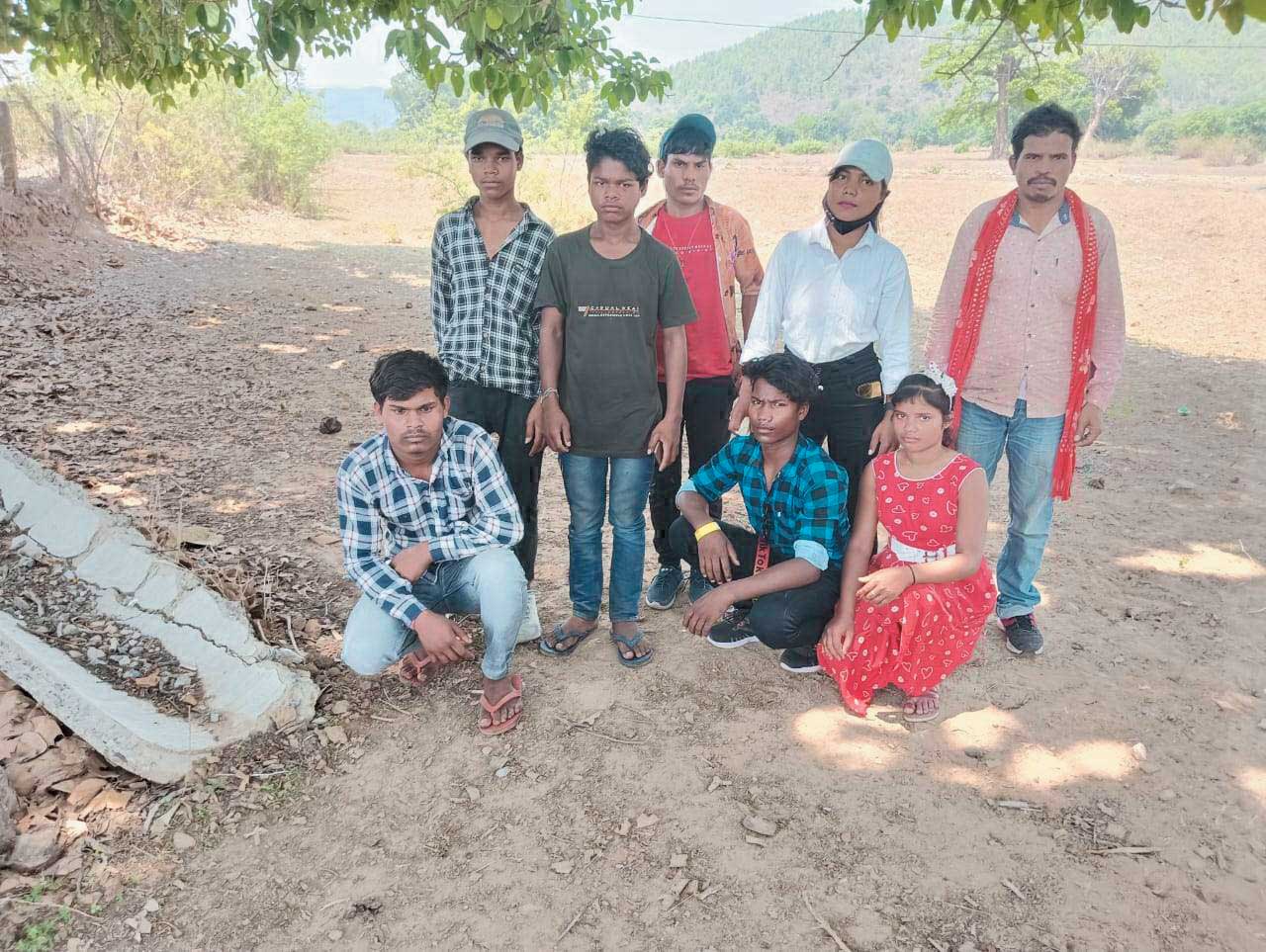 कर्नाटक में बंधक मैनपाट के मजदूरों की सकुशल घर वापसी कर्नाटक में बंधक मैनपाट के मजदूरों की सकुशल घर वापसी