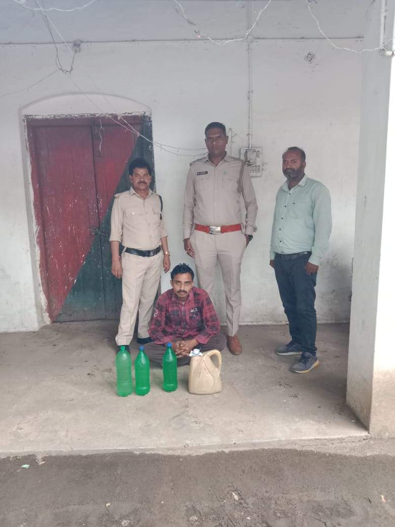 11 लीटर मदिरा जब्त