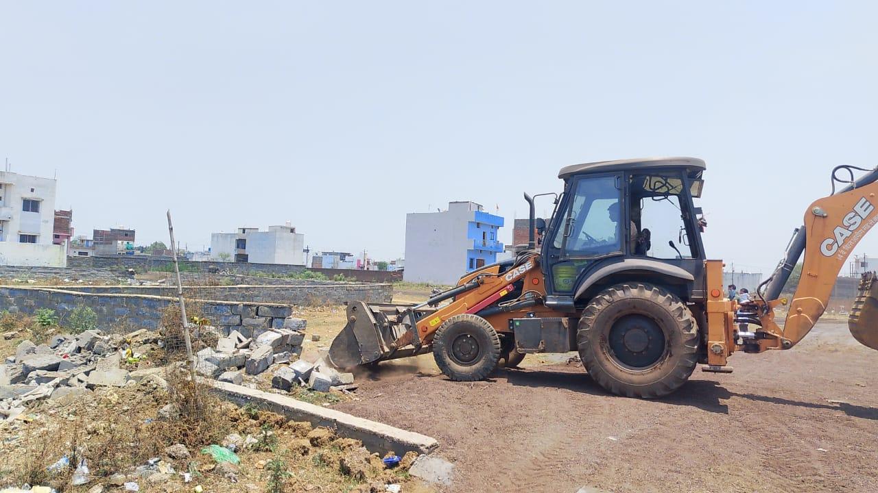 गोंदवारा में 3 एकड़ अवैध प्लाटिंग पर जेसीबी गोंदवारा में 3 एकड़ अवैध प्लाटिंग पर जेसीबी