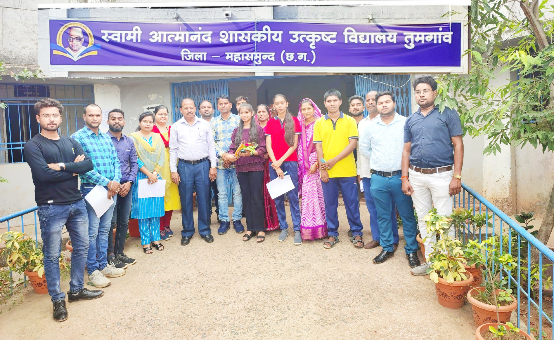 स्वामी आत्मानंद तुमगांव में दसवीं-बारहवीं के अव्वल विद्यार्थियों का सम्मान 