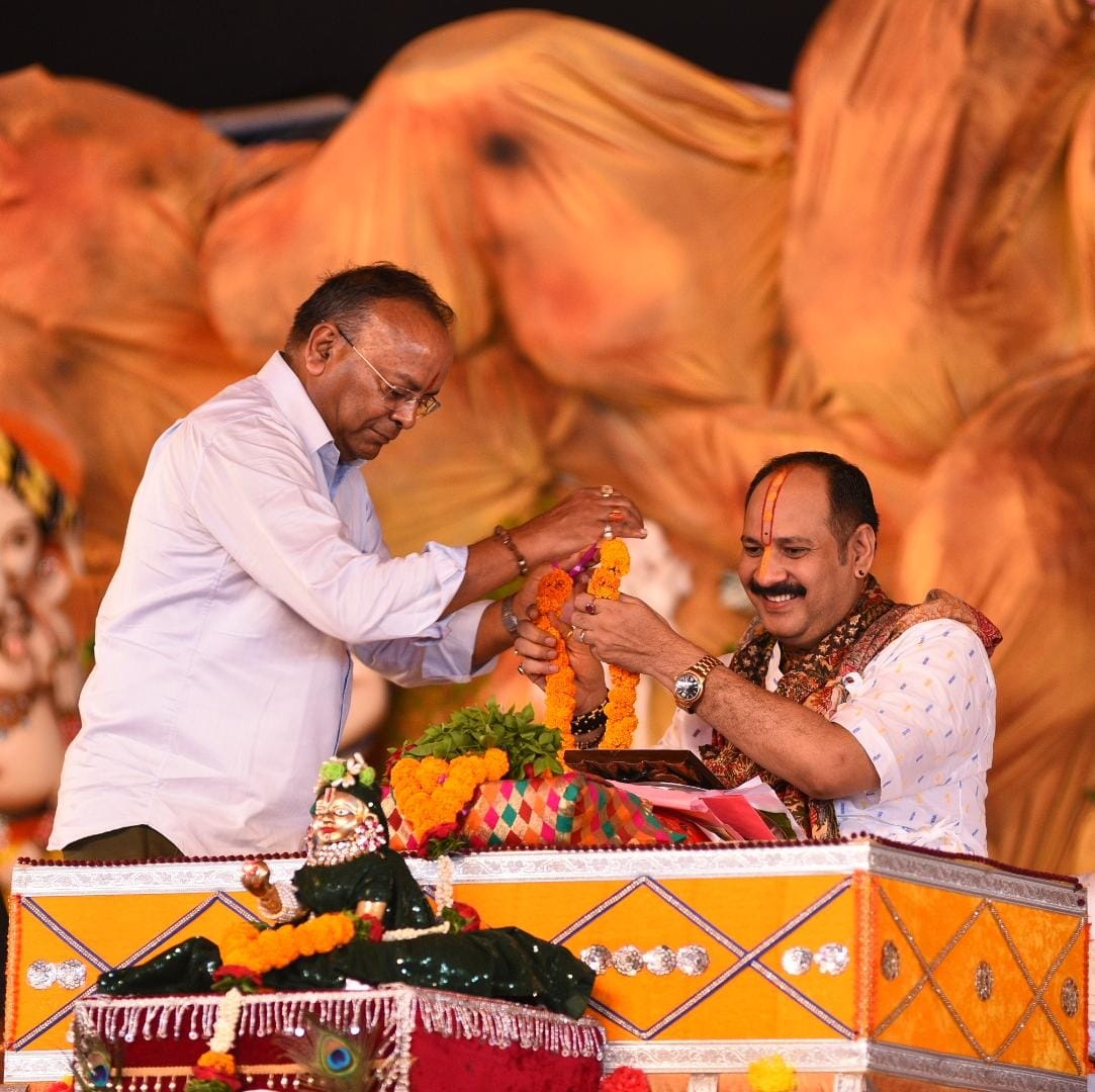 पेड़-पौधों को पानी दिया होता तो आज कूलर में  पानी डालने की जरुरत नहीं होती-पं. प्रदीप मिश्रा