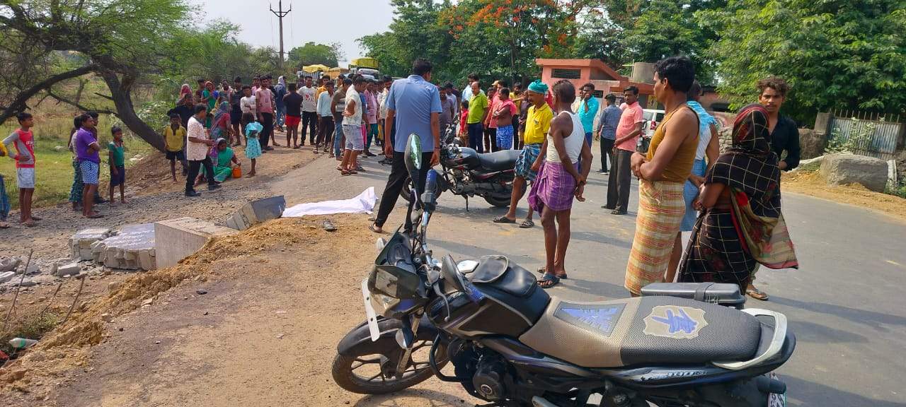 बाईक सवार ग्रामीण को अज्ञात वाहन ने कुचला, मौत बाईक सवार ग्रामीण को अज्ञात वाहन ने कुचला, मौत