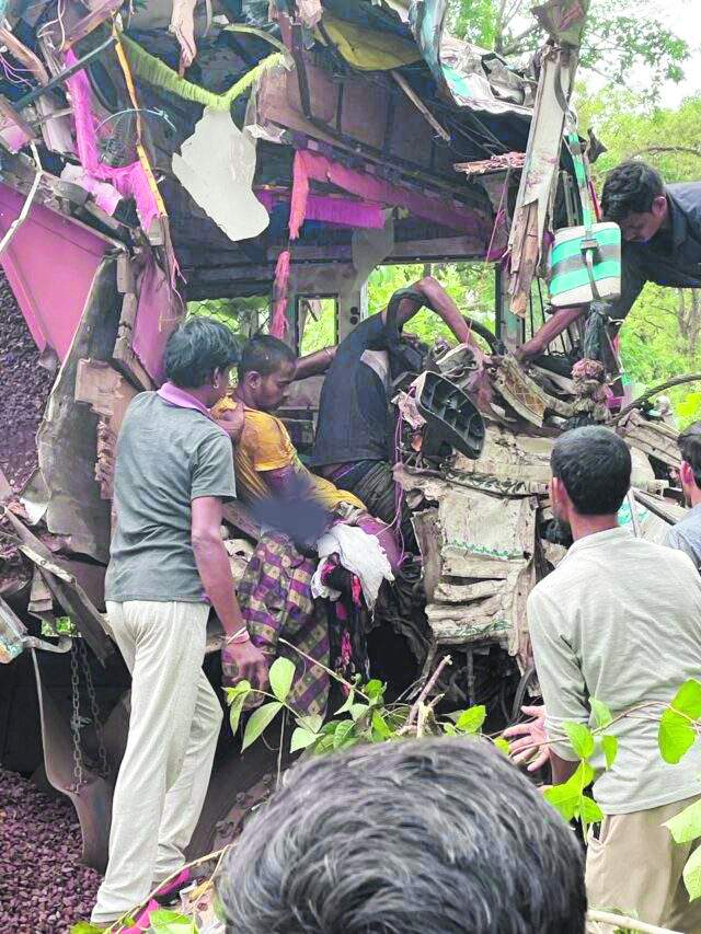 ट्रक दुर्घटनाग्रस्त, एक मौत, एक जख्मी ट्रक दुर्घटनाग्रस्त, एक मौत, एक जख्मी