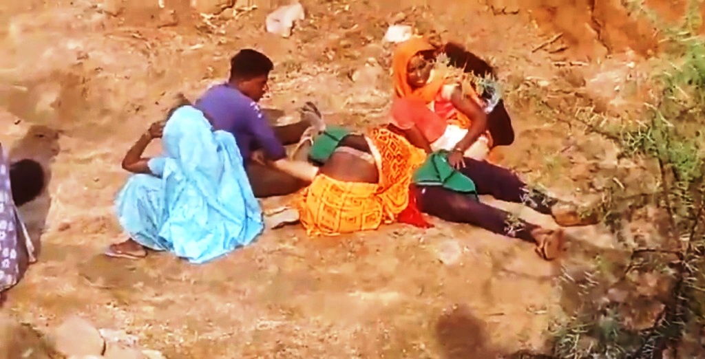 अवैध मुरुम खदान में दबने से एक मजदूर की मौत, दो घायल