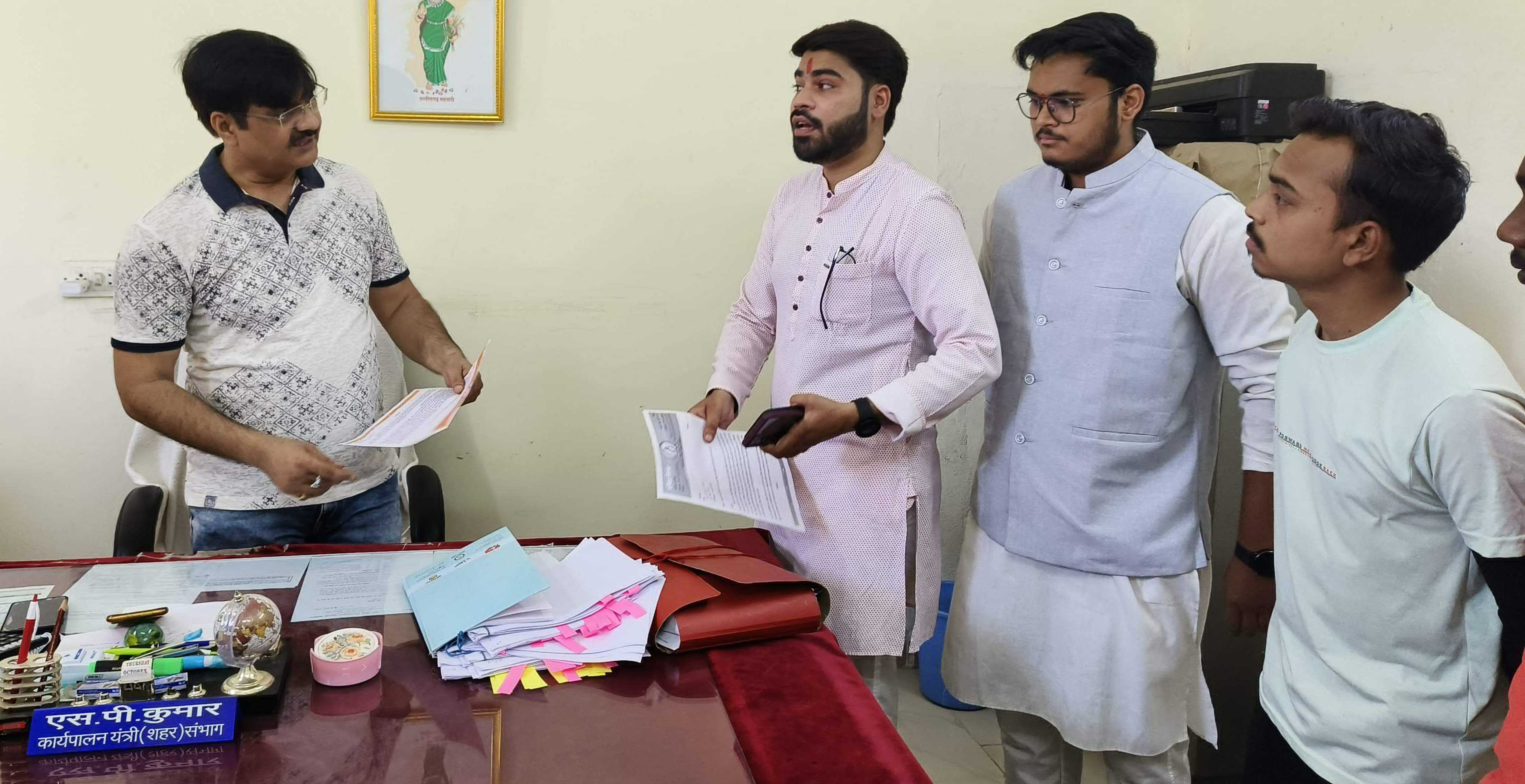 भीषण गर्मी में बिजली कटौती भीषण गर्मी में बिजली कटौती