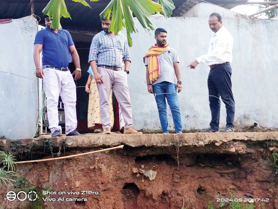 दो साल पहले सीसी सडक़ के नीचे से मिट्टी धसकी, हादसे की आशंका