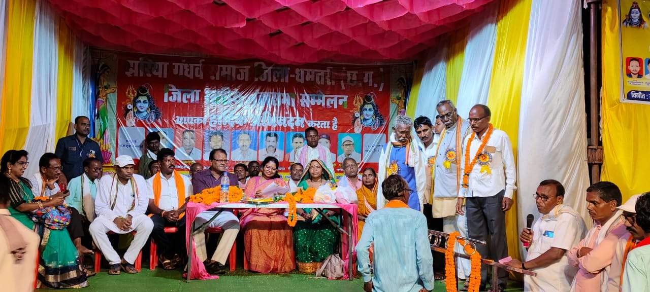वैवाहिक कार्यक्रमों में फिजूल खर्च पर रोक लगाने गंधर्व समाज ने लिया उचित निर्णय वैवाहिक कार्यक्रमों में फिजूल खर्च पर रोक लगाने गंधर्व समाज ने लिया उचित निर्णय