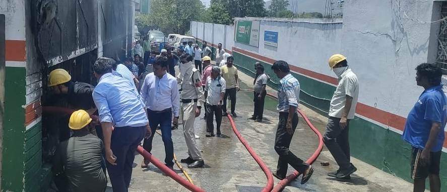 मोटर्स वर्कशॉप में आग से लाखों का नुकसान