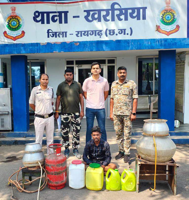 अवैध भट्टी में तैयार की जा रही महुआ शराब जब्त अवैध भट्टी में तैयार की जा रही महुआ शराब जब्त