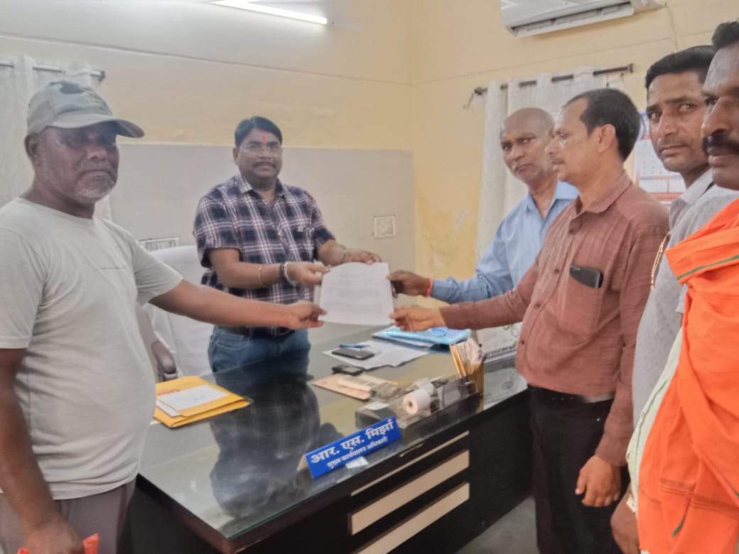 पाइप लाइन टूटी, पानी के लिए तरस रहे ग्रामीण अफसरों को ज्ञापन, आंदोलन की चेतावनी