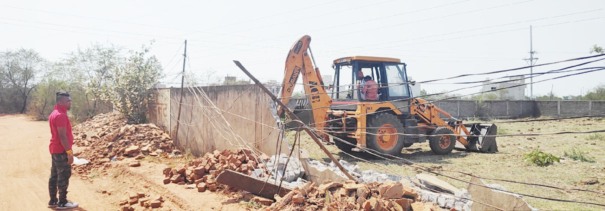 अवैध प्लाटिंग करने वालों पर नगर निगम भिलाई की कार्रवाई अवैध प्लाटिंग करने वालों पर नगर निगम भिलाई की कार्रवाई