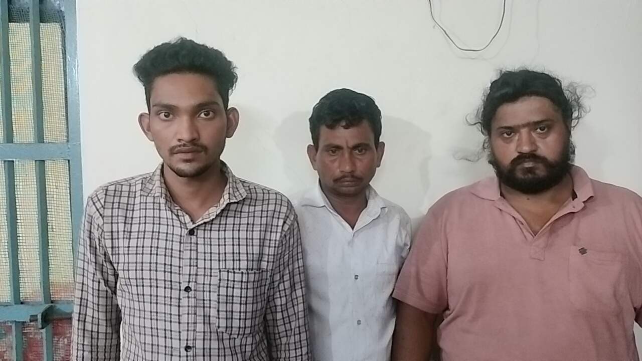 धान चोरी करते अंडरवॉल कैमरे में कैद हुए मुनीम, ड्राइवर और हेल्पर गिरफ्तार धान चोरी करते अंडरवॉल कैमरे में कैद हुए मुनीम, ड्राइवर और हेल्पर गिरफ्तार