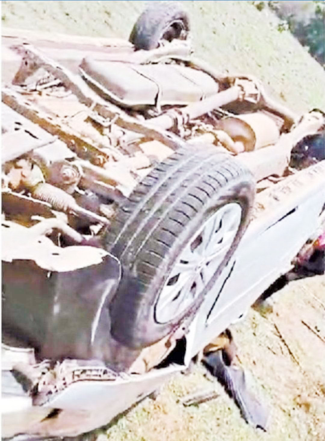 कार पलटने से एक बालक की मौत, 4 घायल 