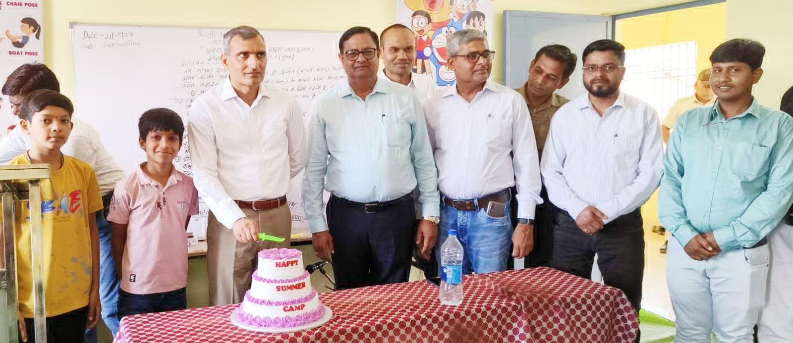 पीएमश्री स्कूल में कलेक्टर ने  बच्चों संग काटा केक 