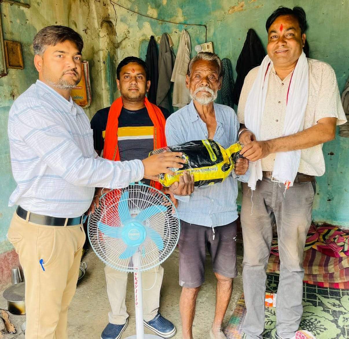 समाजसेवी व कारोबारी ने की बुजुर्ग की मदद