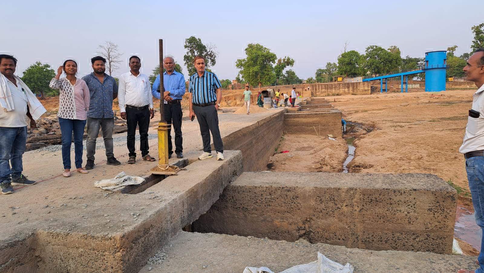 कन्हर नदी एनीकट मरम्मत का निरीक्षण करने पहुंचे ईई