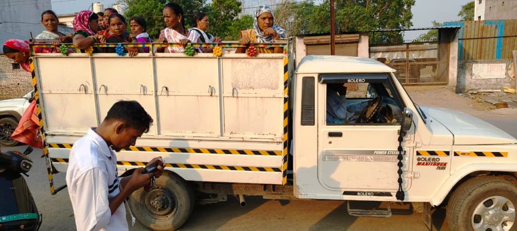 सवारी ढो रही 12 माल ढोने वाली गाडिय़ों का चालान सवारी ढो रही 12 माल ढोने वाली गाडिय़ों का चालान