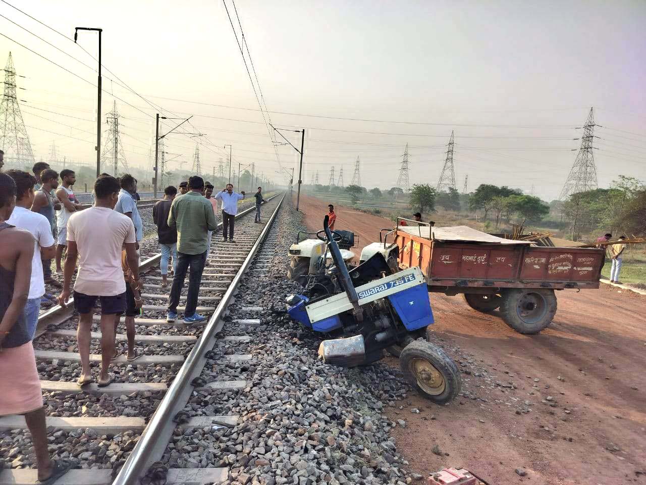 मालगाड़ी से टकराकर ट्रैक्टर के परखच्चे उड़े मालगाड़ी से टकराकर ट्रैक्टर के परखच्चे उड़े