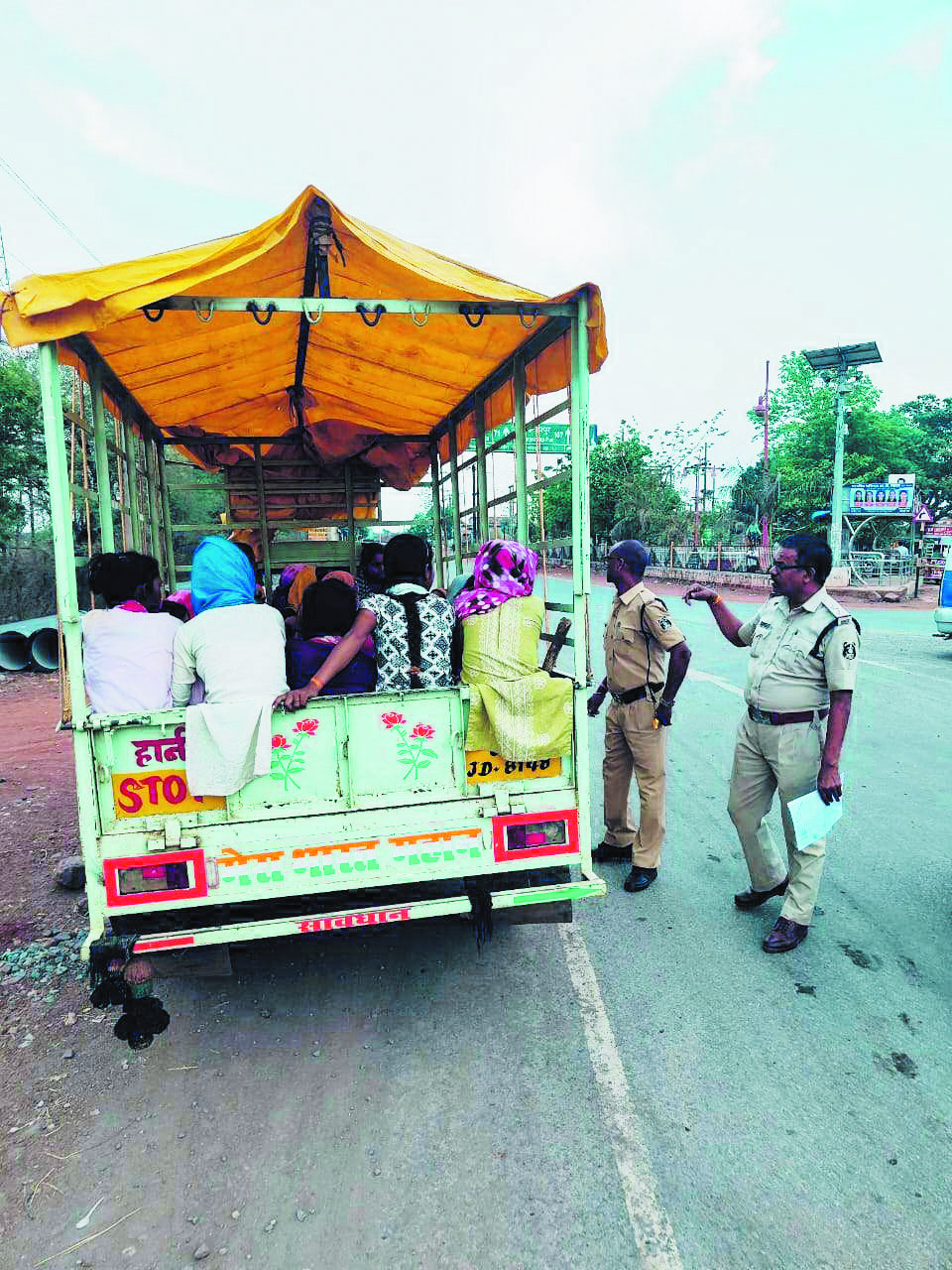 9 मालवाहकों पर कार्रवाई पुलिस ने चलाया अभियान 9 मालवाहकों पर कार्रवाई पुलिस ने चलाया अभियान