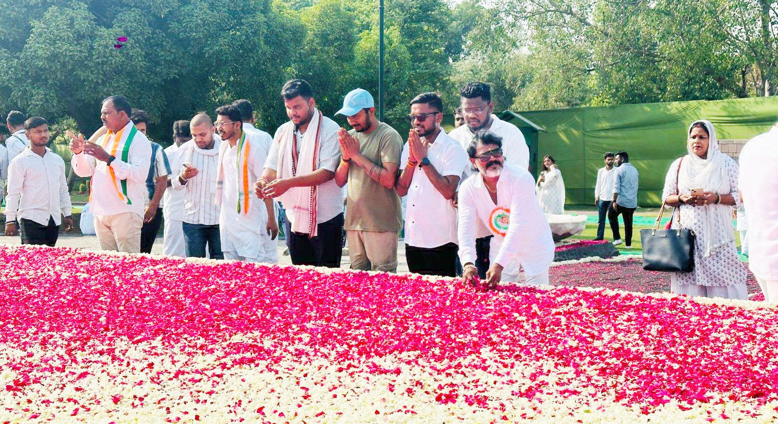 वीर भूमि पहुंच एनएसयूआई ने राजीव गांधी को किया नमन 