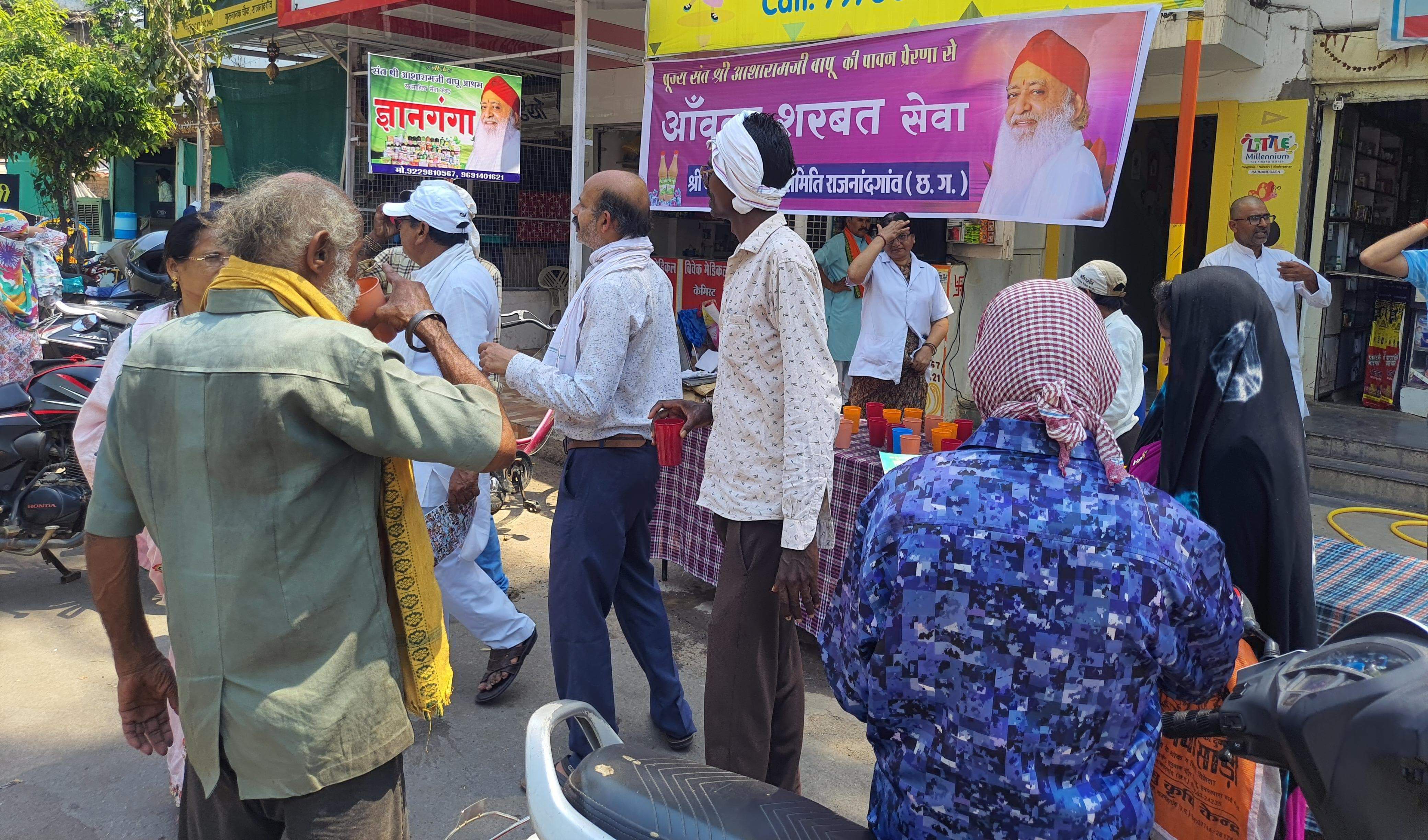 वेदांत समिति ने किया  आंवले शरबत का वितरण