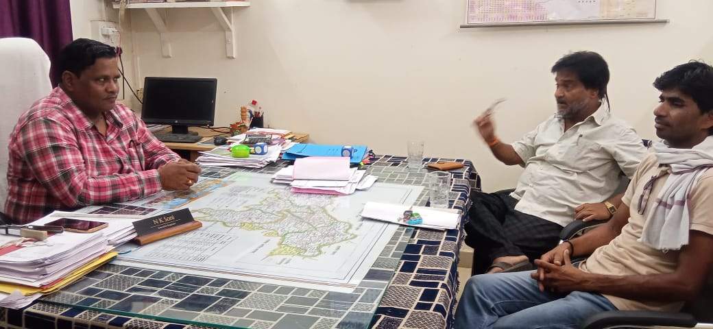 विद्युत समस्या से अवगत कराया पत्रकारों ने विद्युत समस्या से अवगत कराया पत्रकारों ने