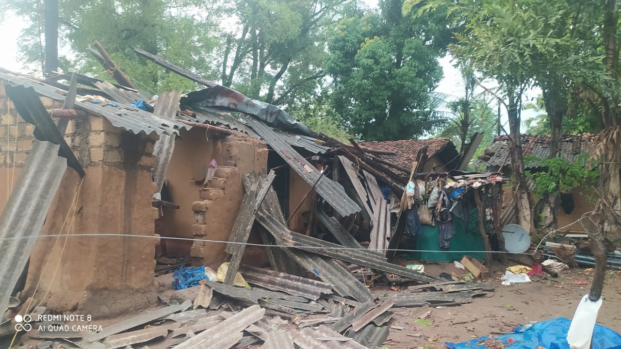 मौसम ने बदली करवट, आंधी-तूफान के साथ बारिश, कई घरों के छप्पर उड़े मौसम ने बदली करवट, आंधी-तूफान के साथ बारिश, कई घरों के छप्पर उड़े