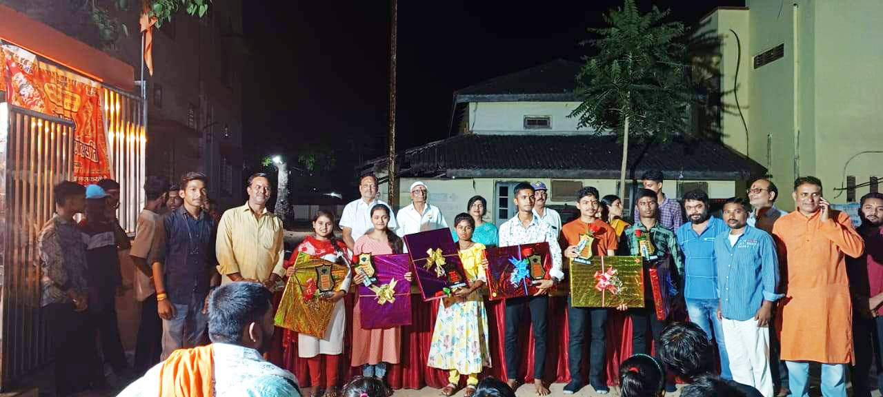 मंदिर समिति ने मेधावी बच्चों का किया सम्मान मंदिर समिति ने मेधावी बच्चों का किया सम्मान
