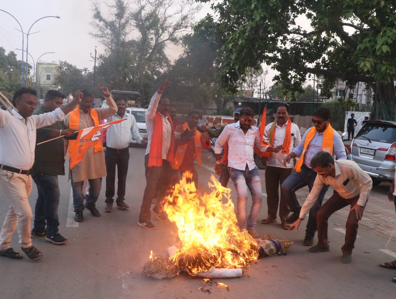 ममता का पुतला दहन किया भाजपा ने ममता का पुतला दहन किया भाजपा ने