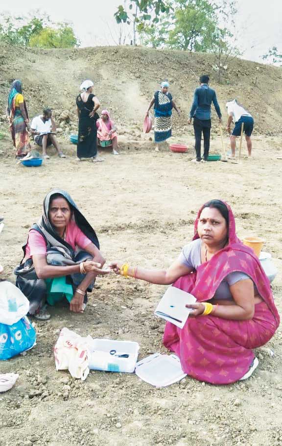 श्रमिकों की सेहत और प्राथमिक उपचार में सहयोगी हैं मितानिनें-सीएमएचओ 