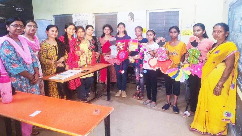 स्कूलों में समर कैंप, बच्चे सीख रहे वेस्ट से बेस्ट बनाने की कला