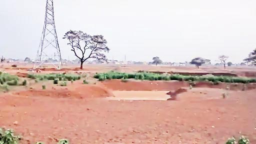 बिना सूचना के डबरी व  निजी जमीन पर खड़े किए  जा रहे बिजली के टावर