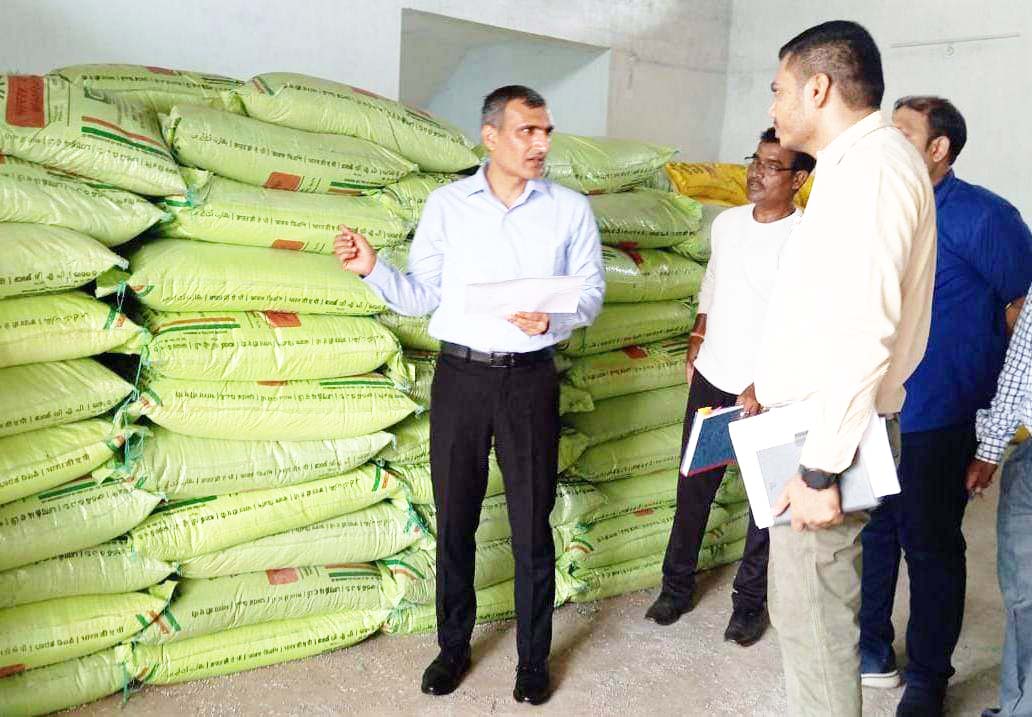 कलेक्टर ने किया सेवा सहकारी समिति लोलेसरा का निरीक्षण