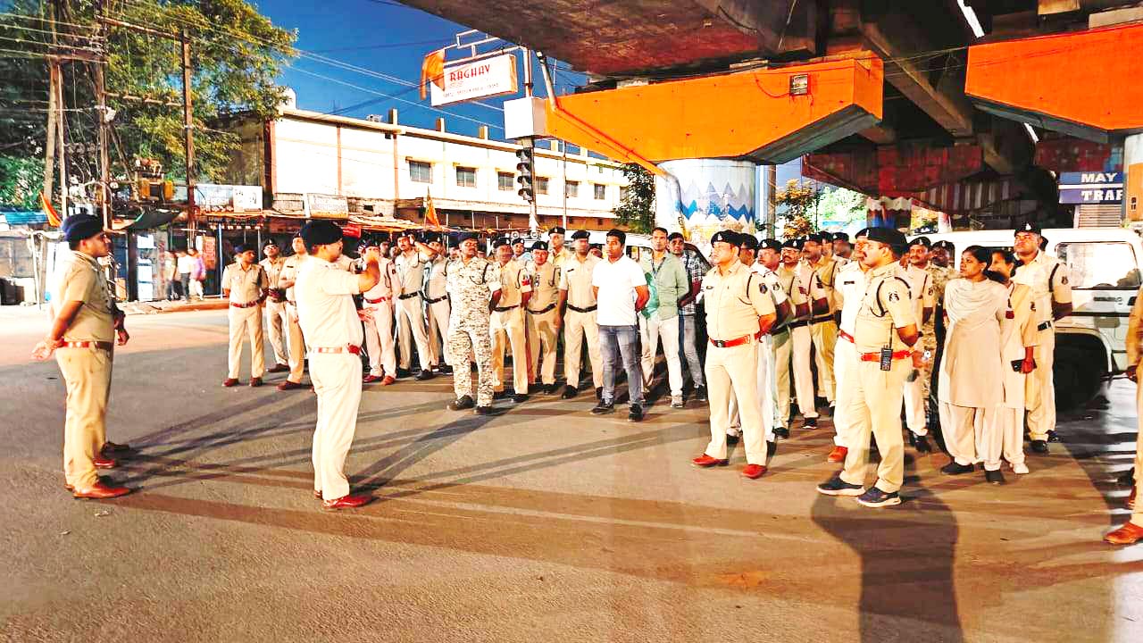 अपराध पर नकेल कसने पुलिस का कॉम्बिंग गश्त अपराध पर नकेल कसने पुलिस का कॉम्बिंग गश्त