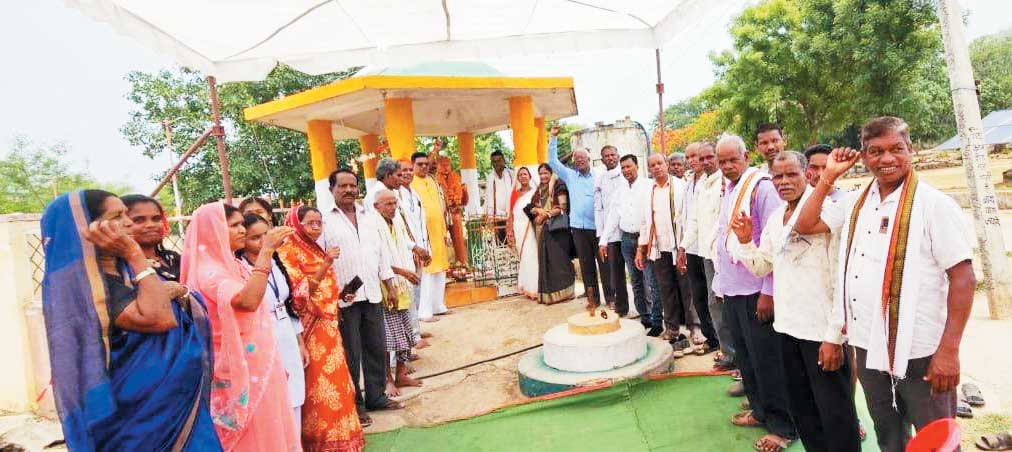 मरकाम परिवार के दो बेटों ने राष्ट्र के लिए प्राण न्यौछावर कर दिए-डॉ.लक्ष्मी ध्रुव मरकाम परिवार के दो बेटों ने राष्ट्र के लिए प्राण न्यौछावर कर दिए-डॉ.लक्ष्मी ध्रुव