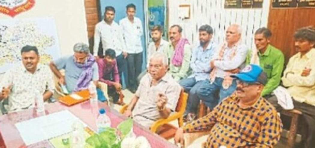 मालवाहकों में सवारी न बैठाएं