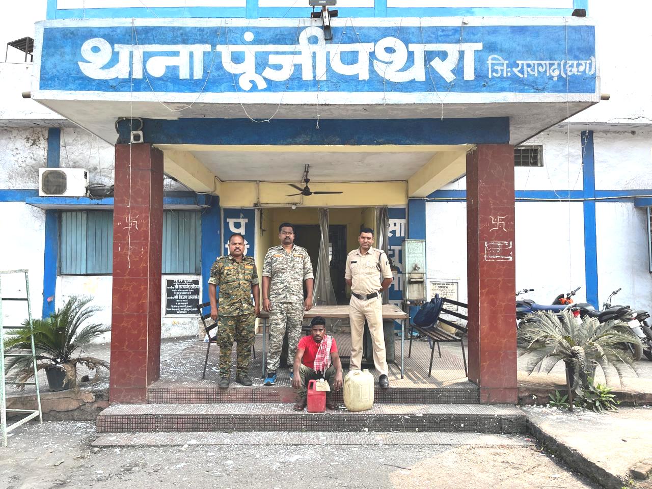 अवैध शराब संग युवक गिरफ्तार अवैध शराब संग युवक गिरफ्तार