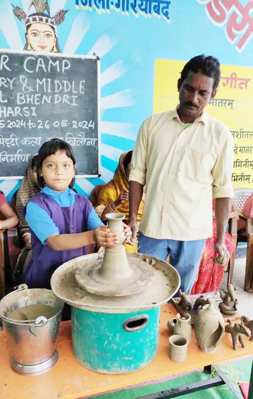 बच्चों ने बनाए मिट्टी के खिलौने और गुल्लक बच्चों ने बनाए मिट्टी के खिलौने और गुल्लक