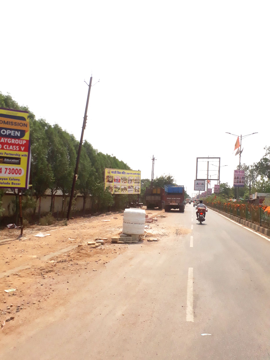 हादसों को आमंत्रण दे रहे भवनों के ऊपर व सडक़ किनारे लगे जर्जर होर्डिंग्स