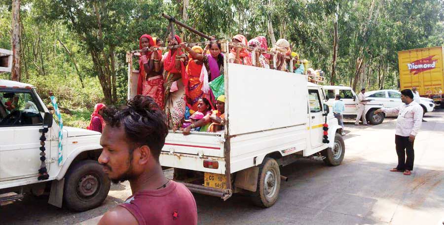 मालवाहकों में सवारी, 14 गाडिय़ों पर जुर्माना