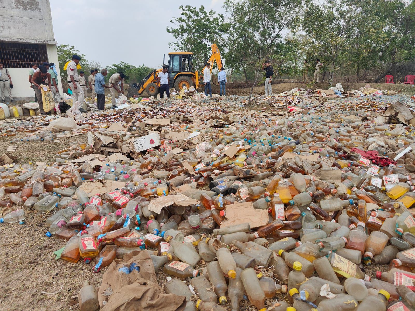साढ़े 11 हजार लीटर शराब भरे बोतलों पर चला बुलडोजर 